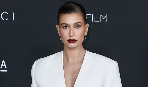 Hailey Bieber: 5 σκούρα κραγιόν για να αντιγράψεις τα "vampy lips" του μοντέλου