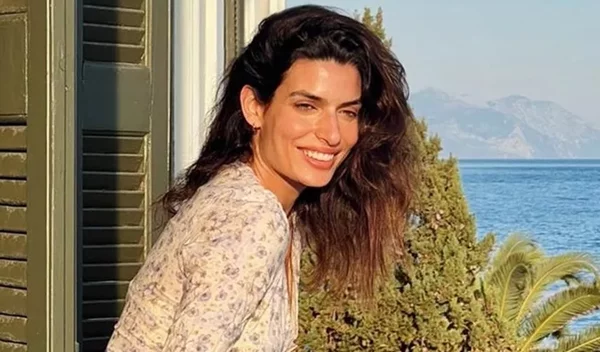 Σπαστά μαλλιά: 10 καλοκαιρινά χτενίσματα της Τόνιας Σωτηροπούλου που πρέπει να αντιγράψεις σήμερα κιόλας