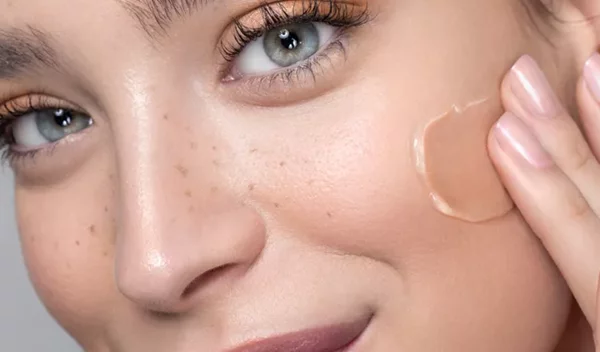 O ευρηματικός τρόπος εφαρμογής του foundation που έχει γίνει viral στο Tik Tok