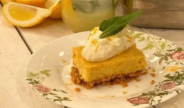 Δροσερή και ελαφριά λεμονόπιτα που συνδυάζεται τέλεια με παγωτό