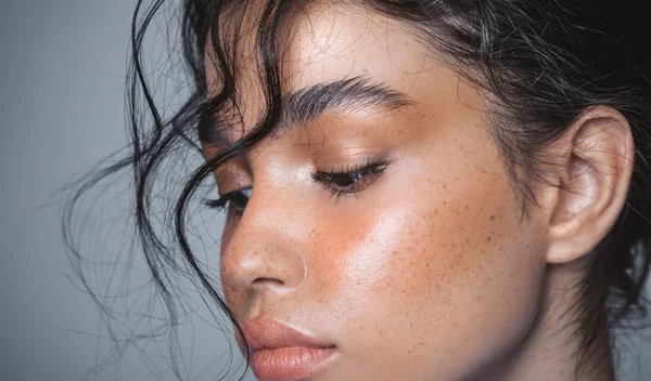 20, 30, 40+: Η σωστή skincare ρουτίνα που καλό είναι να ακολουθείς ανάλογα με την ηλικία σου