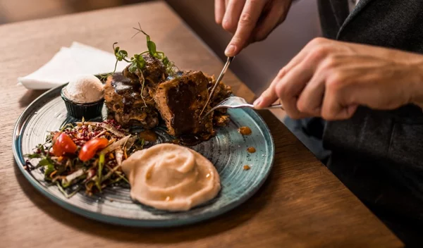 Ένα μικρό (αλλά σημαντικό) trick για να τρως λιγότερο το βράδυ