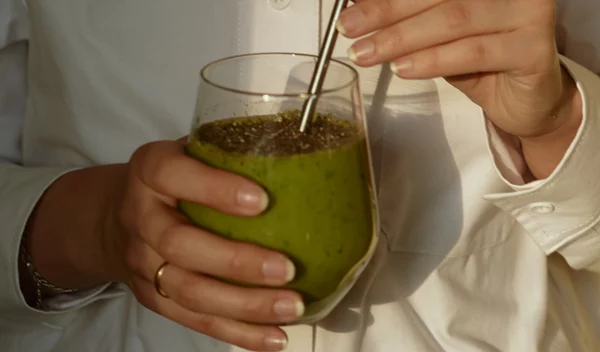 Χυμοί φρούτων ή λαχανικών: Ποια είναι η πιο υγιεινή επιλογή σύμφωνα με τη διατροφολόγο;