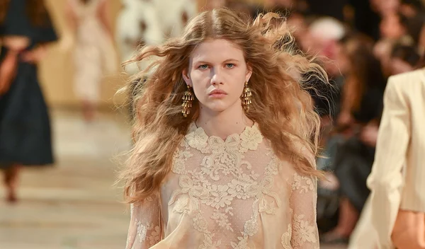 Tα καλύτερα leave-in conditioners για ενυδάτωση και εύκολο ξεμπέρδεμα στα μαλλιά