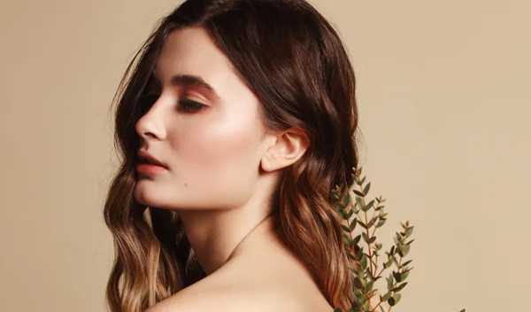 Τα ανοιξιάτικα χρώματα στο μακιγιάζ που θα σου φτιάξουν τη διάθεση