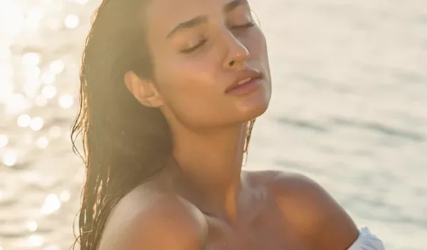 "Γιατί έχω πιο καθαρή επιδερμίδα το καλοκαίρι;"