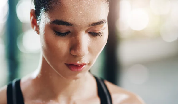 Ιδρώτας και σπυράκια: Πώς θα απαλλαγείς με τις συμβουλές του δερματολόγου