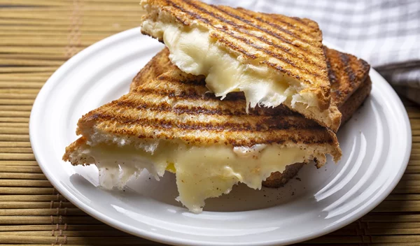 Συνταγή για το "έξυπνο" τοστ χωρίς ψωμί - με μόλις 3 υλικά!