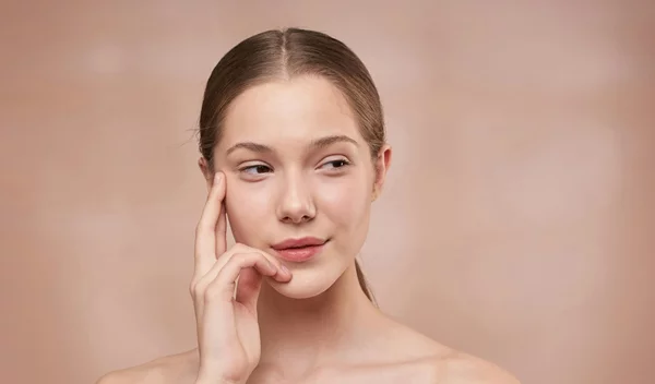 Ξέχνα τα serum! Αν δεν κάνεις σωστά ΑΥΤΟ το βήμα, το skincare σου πάει χαμένο