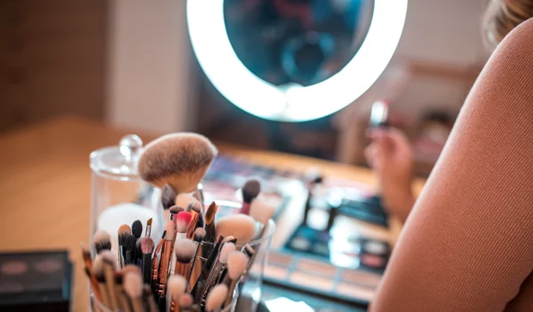 Ρυτίδες, κυτταρίτιδα, ουλές, πόρους κ.ά.: Έτσι τα καλύπτουν οι stars στο κόκκινο χαλί