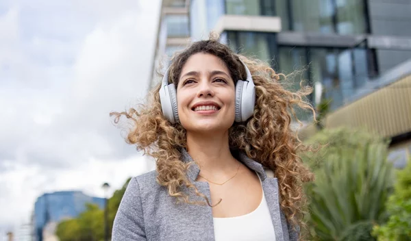 Ο (πανεύκολος) τρόπος για να κάνεις μπούκλες κομμωτηρίου ενώ... κοιμάσαι