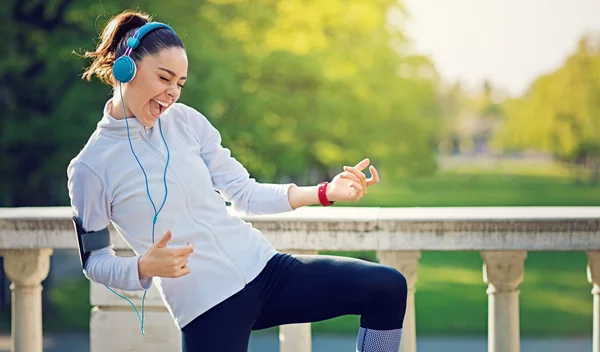 Οι επιστήμονες λένε ότι αυτή είναι η καλύτερη λίστα τραγουδιών για να ακούς όταν κάνεις αερόβια