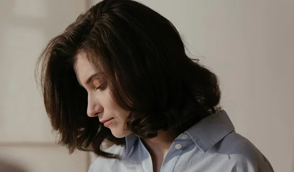 3 χρώματα μαλλιών που αναδεικνύουν τα κοντά καρέ κουρέματα