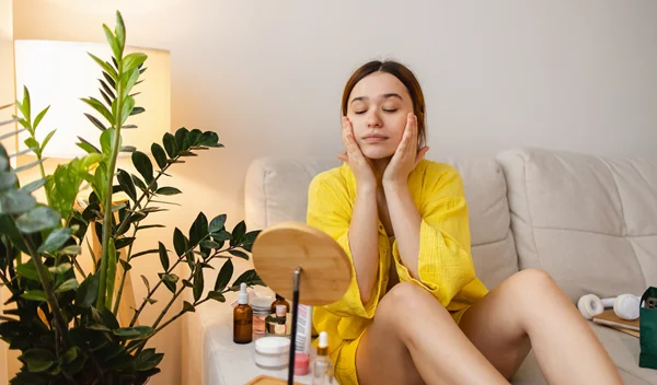 Το skincare trick που θα σε κάνει να ξυπνάς με φυσική λάμψη κάθε πρωί