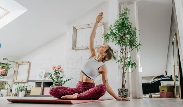 Οι 4 καλύτερες διατάσεις για να κάνεις όταν ξυπνάς