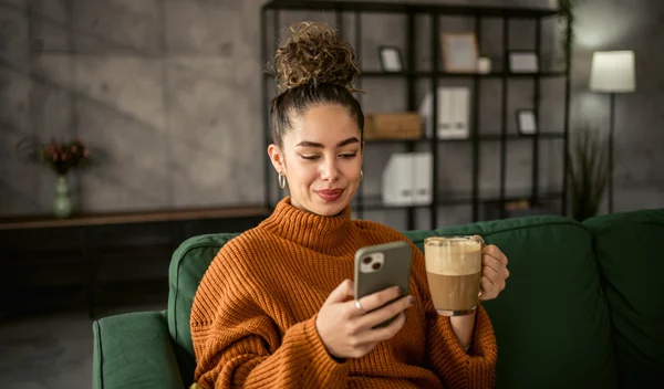 Πώς να καθαρίσεις την οθόνη του κινητού σου χωρίς να την καταστρέψεις
