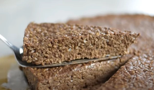 Υγιεινό κέικ σοκολάτας με βρώμη και άλλα 2 υλικά (χωρίς ψήσιμο)