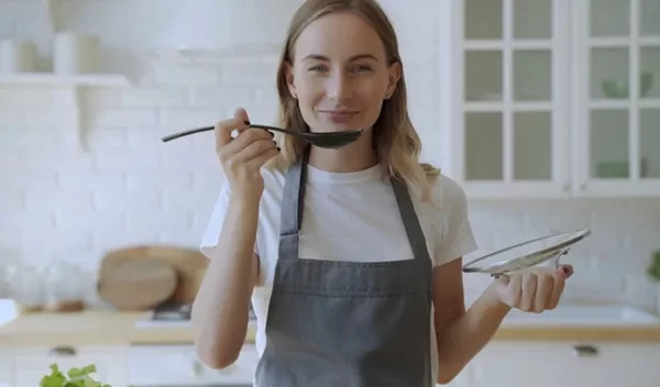 Η -τόσο εύκολη- συνταγή για κοτόσουπα που ενισχύει το ανοσοποιητικό: Γιατί να προτιμάς κοτόπουλο ελεύθερης βοσκής