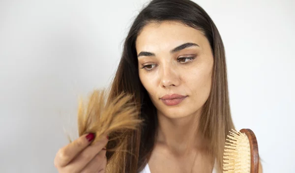 Έχεις τριχόπτωση; 6 συμπληρωματικές κινήσεις που θα σώσουν τα μαλλιά σου