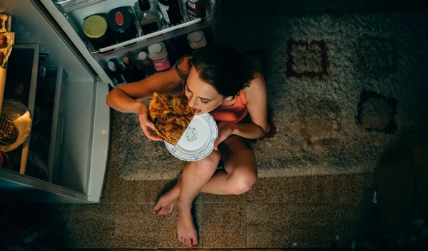 Junk food το βράδυ: Οι πιθανοί λόγοι που έχεις αυτήν την επιθυμία