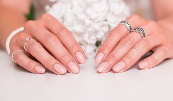 Bride-to-be: 10 ιδέες για ένα νυφικό μανικιούρ που δεν θα περάσει απαρατήρητο