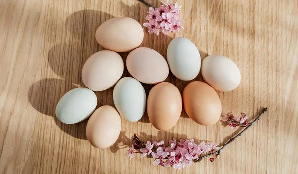 Πώς να βάψεις τα πασχαλινά αυγά με 2 φυσικά υλικά - Χωρίς χρώμα και χημικά