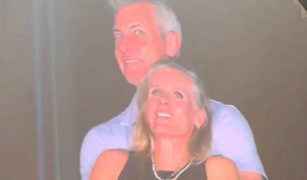 Σκάνδαλο της Kiss Cam: Μήπως τελικά το ζευγάρι ήθελε να αποκαλυφθεί; - Τι λέει ψυχολόγος