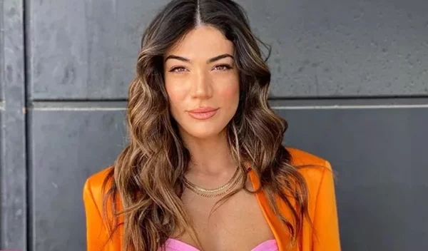 Η Ήβη Αδάμου με "Birkin bangs", τις πιο κομψές αφέλειες που λατρεύουν και οι Παριζιάνες