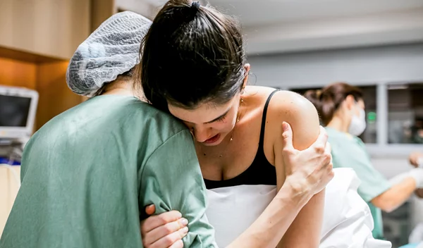 Φόβος για τον τοκετό; 2 παράγοντες που βοηθούν τις γυναίκες να γεννούν με σιγουριά