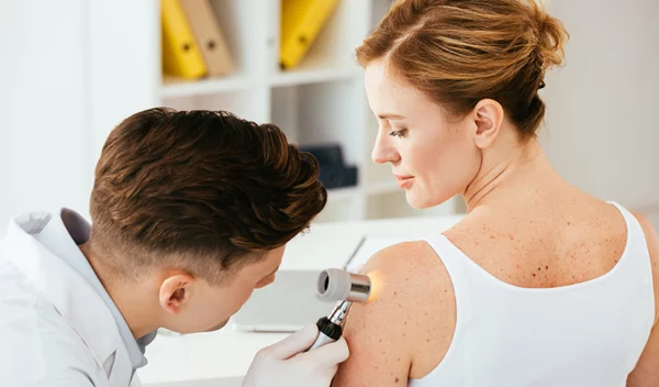 Ελέγξτε τους σπίλους στο δέρμα σας προτού βγείτε στον ήλιο