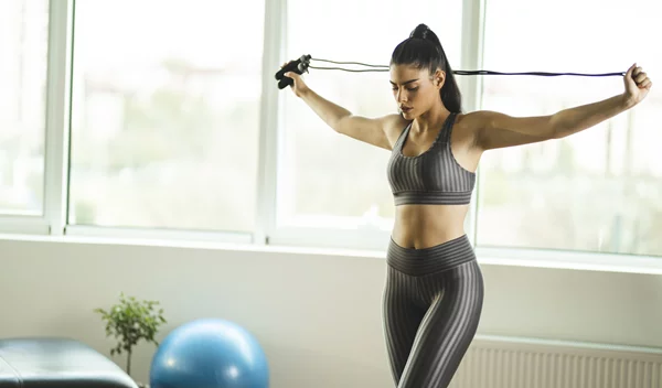 Η άσκηση που καίει θερμίδες και λίπος σε 10 λεπτά!