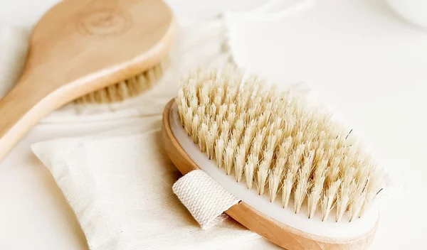 Μπορεί το dry brushing να ωφελήσει την επιδερμίδα σου όντως;