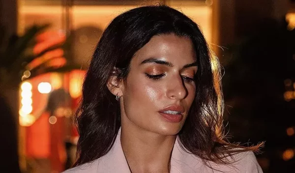 Η Τόνια Σωτηροπούλου φόρεσε το χρώμα σκιάς που κολακεύει όλες τις καστανομάτες