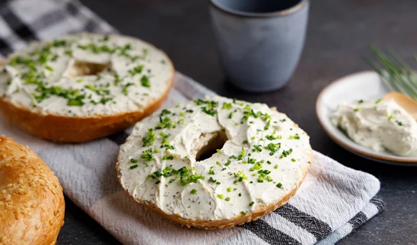 Ποιο είναι το πιο εύπεπτο τυρί; Η διατροφολόγος εξηγεί γιατί το προτιμούν όσοι έχουν ευαίσθητο στομάχι