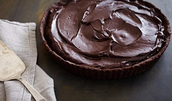Υπέροχη συνταγή για την πιο σοκολατένια τάρτα - Είναι νηστίσιμη και δεν χρειάζεται ψήσιμο