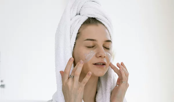 Μην την αμελείς: Η εβδομαδιαία συνήθεια που κάνει την επιδερμίδα πιο απαλή από ποτέ