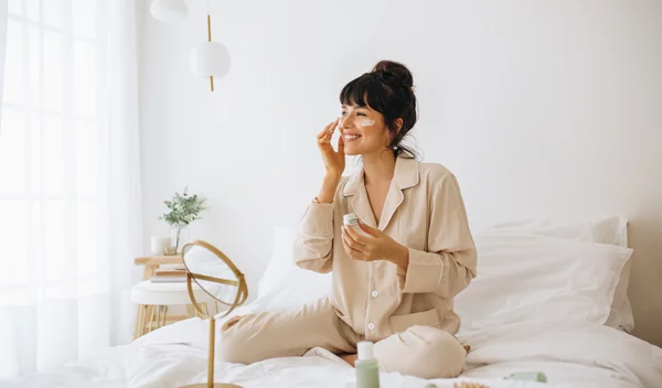 Σφιχτό δέρμα χωρίς ρυτίδες: Τι συστήνουν οι κορυφαίοι δερματολόγοι των celebrities; (να τι κάνει η Αngelina Jolie)