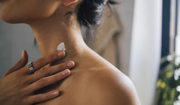 3 κρέμες φαρμακείου που εξαφανίζουν τις ρυτίδες από λαιμό και ντεκολτέ