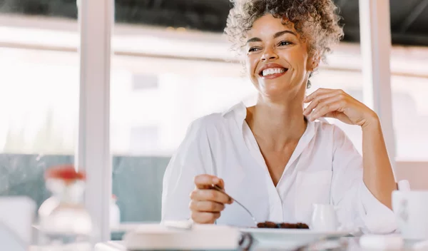 Μείον 8 κιλά χωρίς να στερηθείς τίποτα: Το τρικ που σε βοηθά να παραμείνεις σε φόρμα μετά τα 45