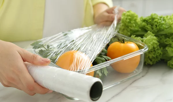 Χρησιμοποιείς σωστά τη μεμβράνη τροφίμων; Δες 4 λάθη που κάνεις