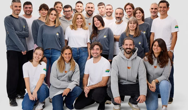 Η Dirty Laundry ενώνει τη μόδα με την ΕΛΠΙΔΑ: Τα ρούχα που σχεδίασαν παιδιά με καρκίνο στέλνουν μήνυμα ζωής