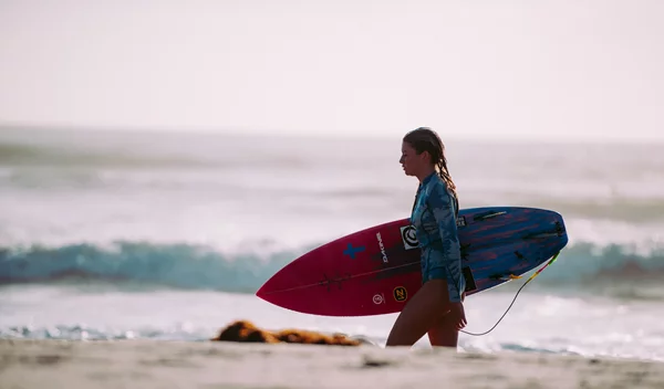 Οι παραλλαγές της σανίδας και της προβολής για δυνατό σώμα σαν των surfers