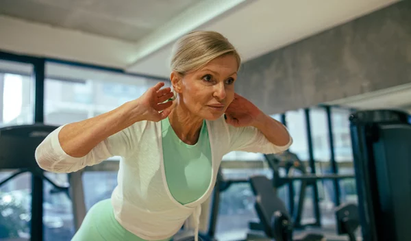 Μετά τα 45: Οι 4 καλύτερες ασκήσεις για δυνατό κορμό και επίπεδη κοιλιά