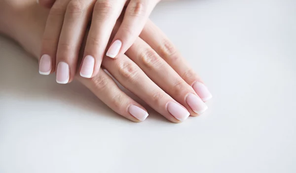 10 ιδέες για τα μανικιούρ της άνοιξης από τις πιο διάσημες fashionistas