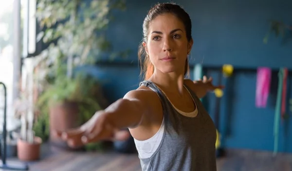 Σύσφιξη χεριών: Η άσκηση που σμιλεύει τα χέρια μετά τα 40