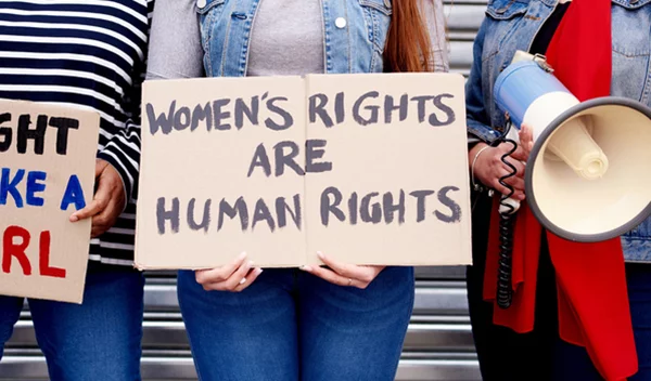 Κάθε μήνα πεθαίνει μία τουλάχιστον γυναίκα στην Ελλάδα, θύμα ενδοοικογενειακής βίας