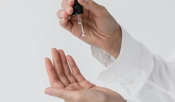 Αυτό το serum ενεργοποιεί τη σύσφιξη της επιδερμίδας, ανασηκώνει το περίγραμμα και προσφέρει εφέ lifting