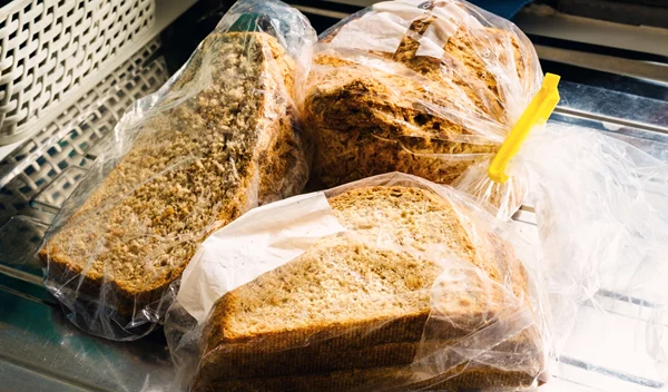 Οι χρήστες του TikTok ισχυρίζονται ότι το κατεψυγμένο ψωμί είναι πιο υγιεινό - τι λέει η επιστήμη;