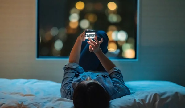 Ανατροπή: Επηρεάζει τελικά τον ύπνο η χρήση κινητού;