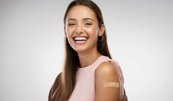 CDC: Τα ενισχυμένα εμβόλια για την Όμικρον, σε ποιους συστήνεται να τα κάνουν και πότε